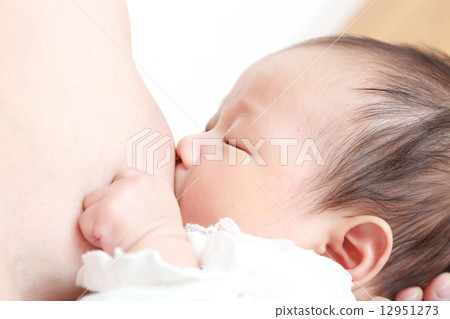 母乳喂養(寶寶剛剛2個月大) 母乳喂養(寶寶剛剛2個月大) 12951273