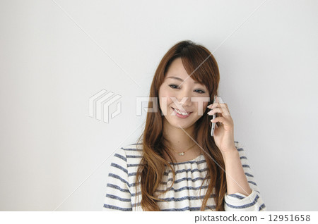 一個拿著手機的女人 12951658