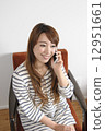 一個拿著手機的女人 12951661