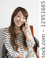 一個拿著手機的女人 12951665
