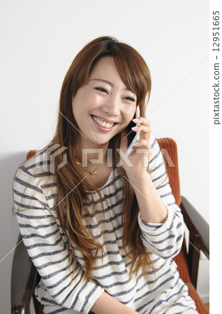 一個拿著手機的女人 12951665