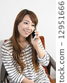 一個拿著手機的女人 12951666