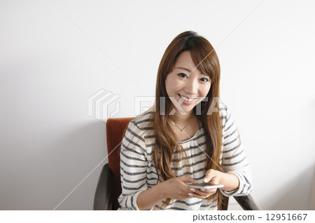 一個正在操作智能手機的女人 一個正在操作智能手機的女人 12951667