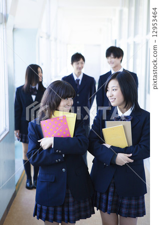 站立在走廊的高中學生 站立在走廊的高中學生 12953464