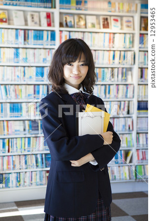 站立在圖書館裡的高中學生 站立在圖書館裡的高中學生 12953465