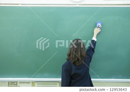 關掉黑板的高中生 12953643