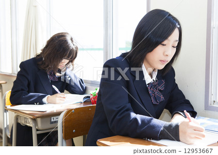 上學的女生上課 12953667