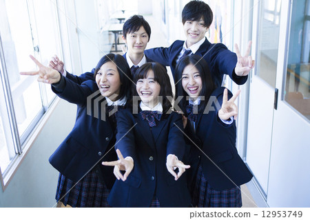 High school students standing in the hallway 12953749