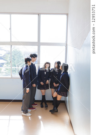 高中學生在著陸時聊天 12953751