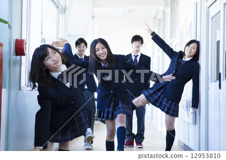 告別高中學生在走廊裡 告別高中學生在走廊裡 12953810