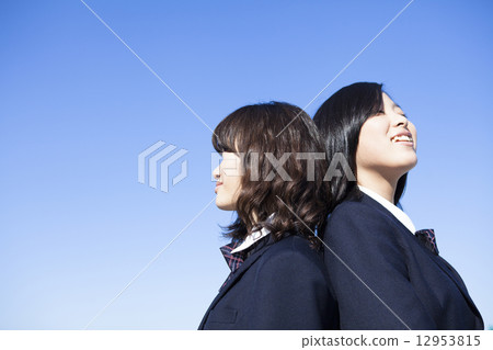 抬頭看天空的高中學生 抬頭看天空的高中學生 12953815