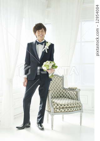 有花束的新郎 12954084