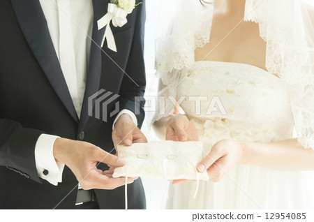 新娘和新郎與圓環枕頭 12954085