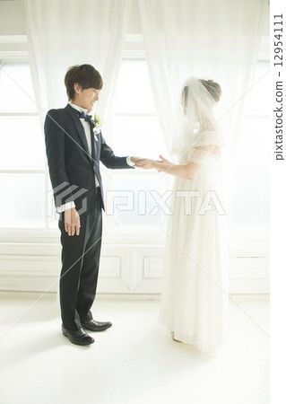 交換戒指的新娘和新郎 12954111