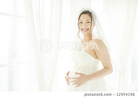 A pregnant bride A pregnant bride 12954198