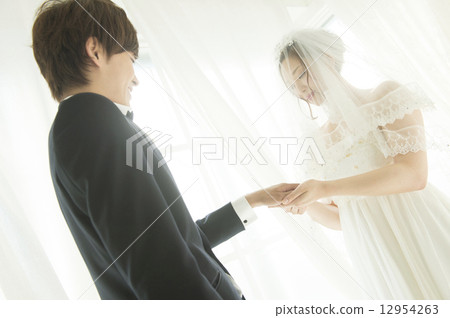 Bride and groom who exchanges rings 12954263
