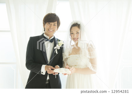 新娘和新郎與圓環枕頭 12954281