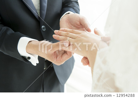 Bride and groom who exchanges rings 12954288