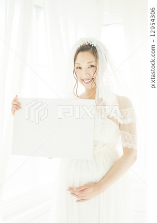 Whiteboard and pregnant bride 12954306