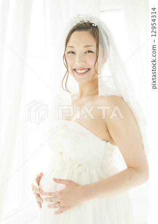 A pregnant bride 12954314