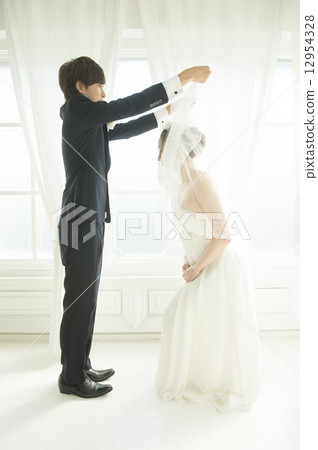 A bride and groom bride 12954328