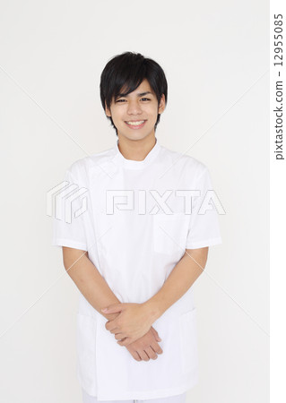 A young man wearing a white suit 12955085