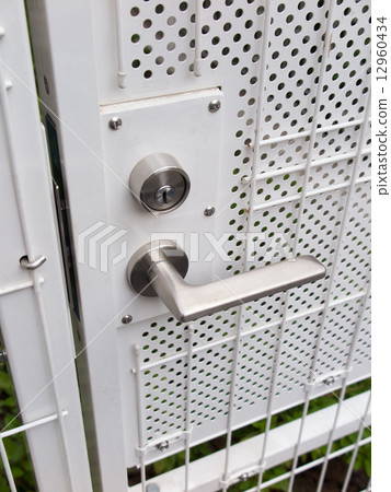 鎖定公寓緊急出口 12960434