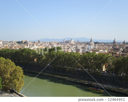 台伯河和羅馬的街道 12964951