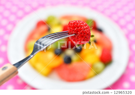 切水果的形象。 切水果的形象。 12965320