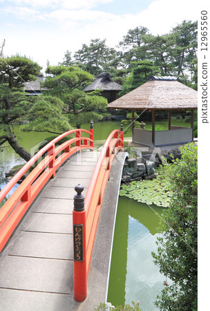 Kagawa prefecture Marugame city "Nakatsu Millenium Garden" (Marugame domain clan daimyo garden) View Fishrakutei, Observatory, main building from Meguet Bridge 12965560