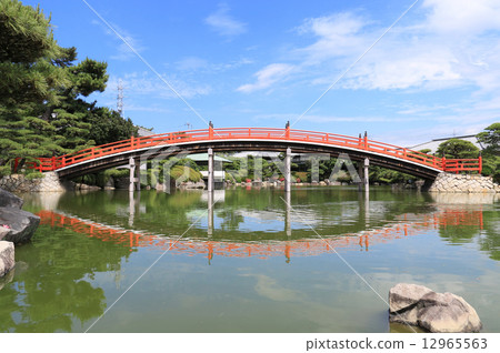 Kagawa prefecture Marugame city "Nakatsu Millenium Garden" (Marugame clan Kyogokuya's migrant daimyo garden) Shogetsu bridge 12965563