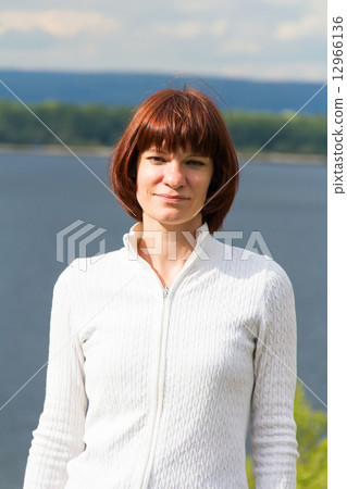 Woman with brown hair 12966136