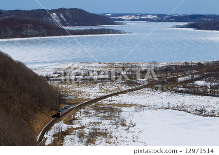 運行在釧路濕場的地方火車在冬天 12971514
