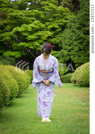 Kimono women who bow Kimono women who bow 12972511