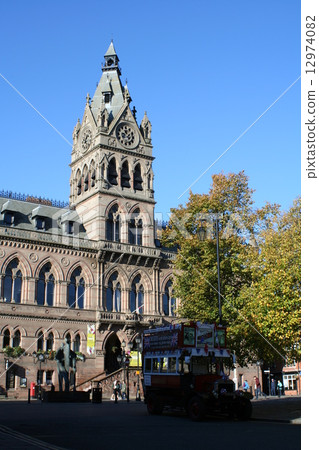 切斯特市政廳和2層巴士英國 12974082