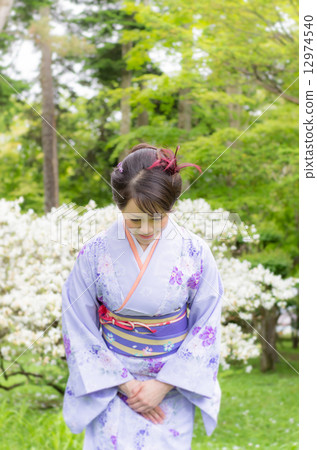 鞠躬的和服女人 鞠躬的和服女人 12974540