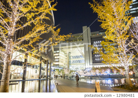 大阪駐地北部出口在秋天夜視圖 12980481