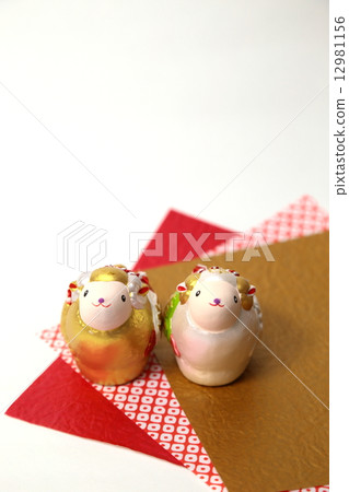 Sheep's ornament 12981156