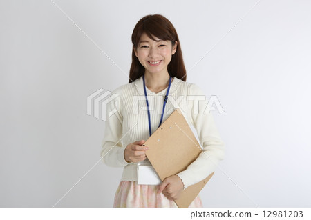 A woman with a business woman clipboard 12981203