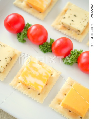 Hors d'oeuvres "Assorted cheese assort and crackers" (High angle) 12982202