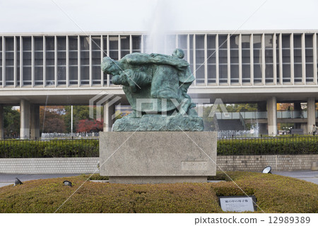 廣島和平紀念博物館和母親和兒童雕像在風暴中 廣島和平紀念博物館和母親和兒童雕像在風暴中 12989389