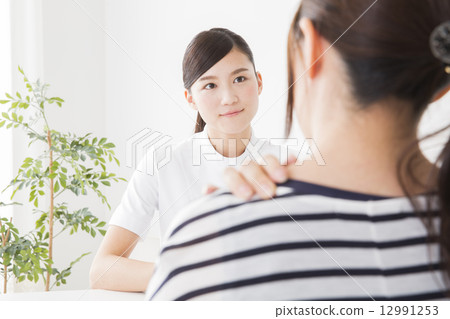 A lady in counseling 12991253