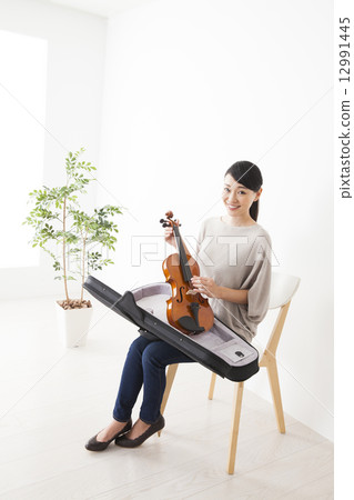 A woman with a violin 12991445