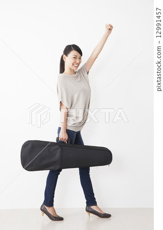 A woman with a violin 12991457