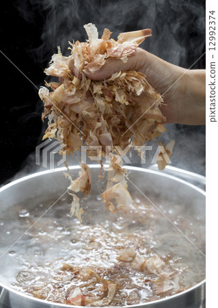 用乾鰹魚取湯料 用乾鰹魚取湯料 12992374