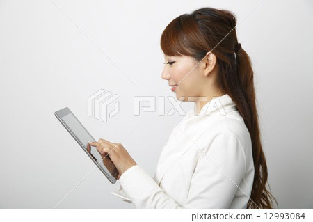 A young woman using a tablet PC 12993084