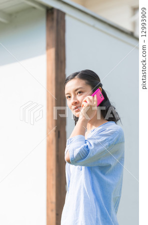 Smartphone and ladies Smartphone and ladies 12993909