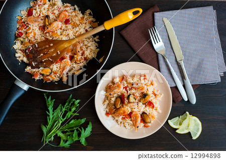 stir fried rice noodles with prawns and mussels 12994898