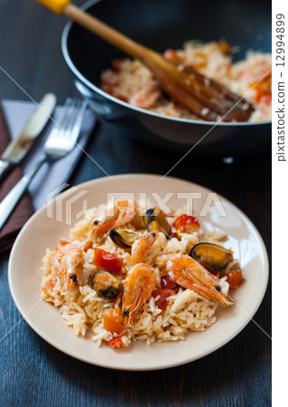 stir fried rice noodles with prawns and mussels 12994899
