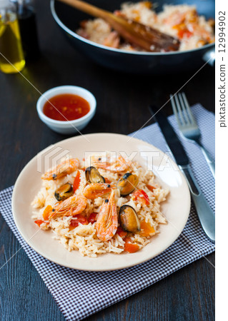 stir fried rice noodles with prawns and mussels 12994902